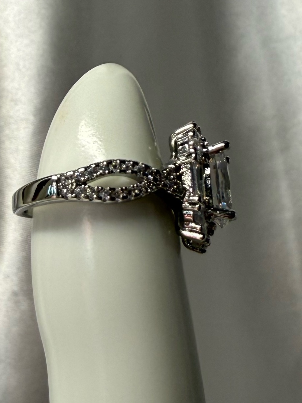 925 Sterling Silver Oval Moissanite Like Halo Statement Ring Size 6 - Picture 4 of 10